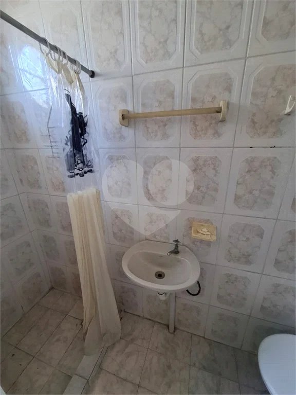 Ó TIMO CASA COM 3 QUARTOS E TERRAÇO EM CONTOMINIO FECHADO