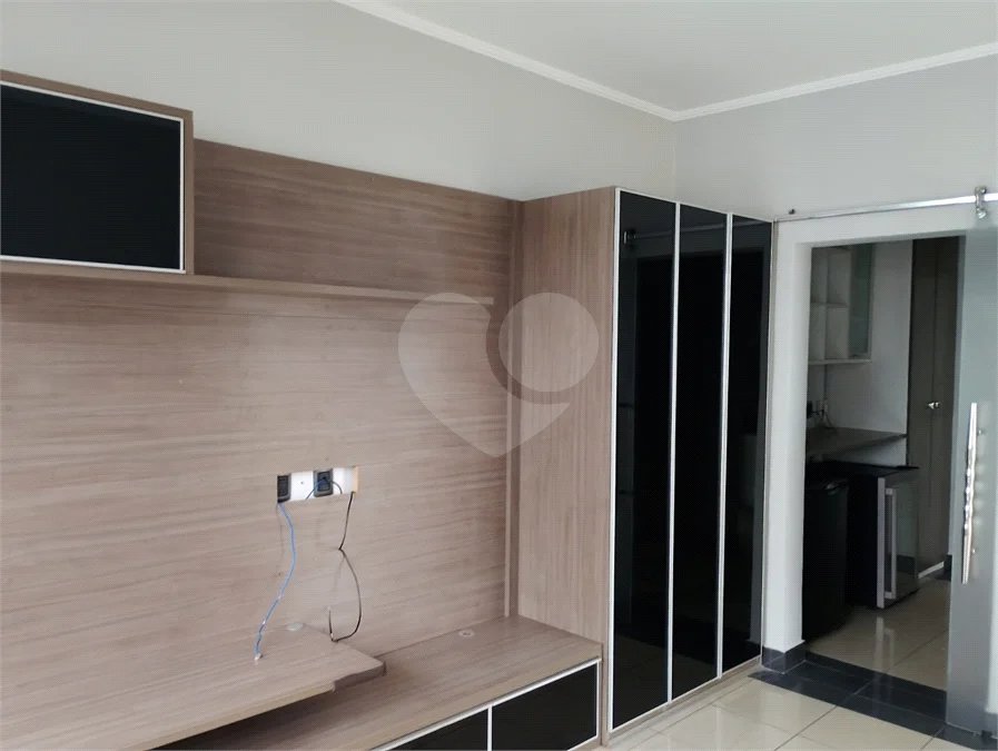 Linda cobertura Duplex om 3 dormitórios, sendo uma suíte com armários e ar condicionado e 2 vagas .