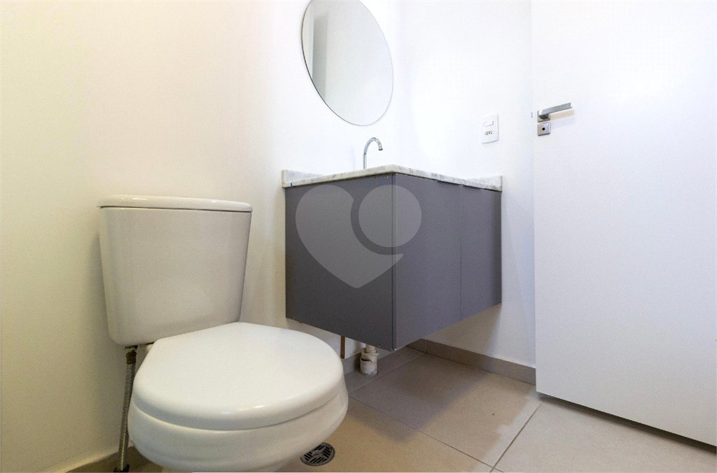 Apartamento a venda com 1 dormitório, sala com varanda e próximo ao metrô Vila Madalena.