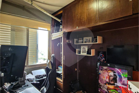 Apartamento de 143m² com 3 dormitórios e 2 vagas de garagem.