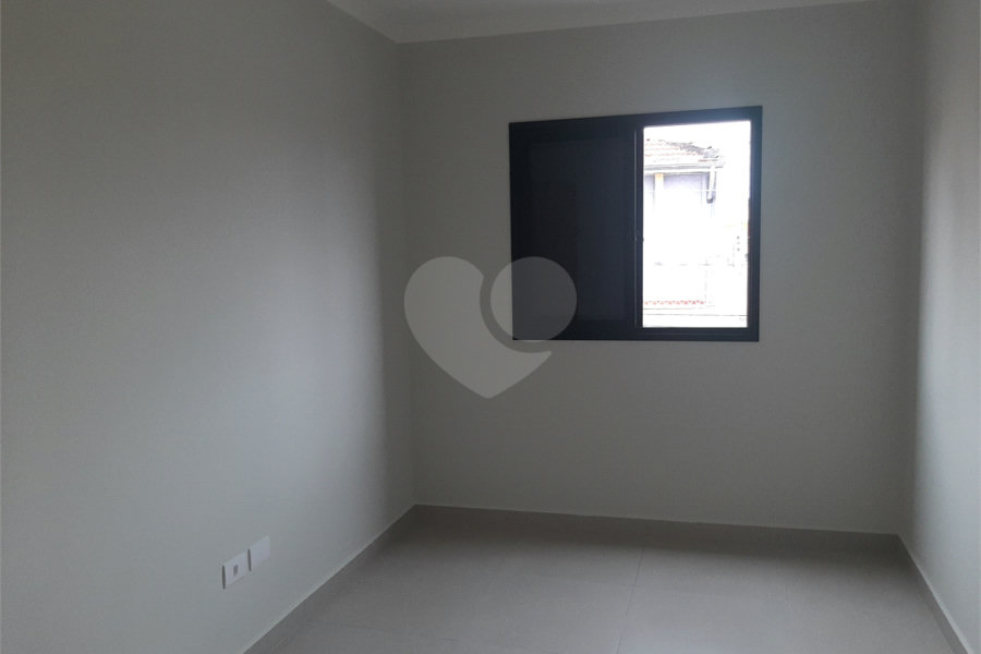Apartamento VENDER com 44m2, com 2 quartos, banheiro, sala integrada à cozinha e 1 vaga de garagem