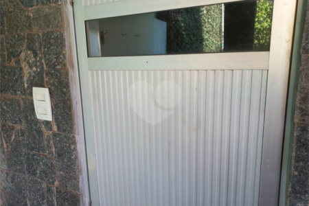 Sobrado com 4 dormitórios, sendo 1 suíte master.