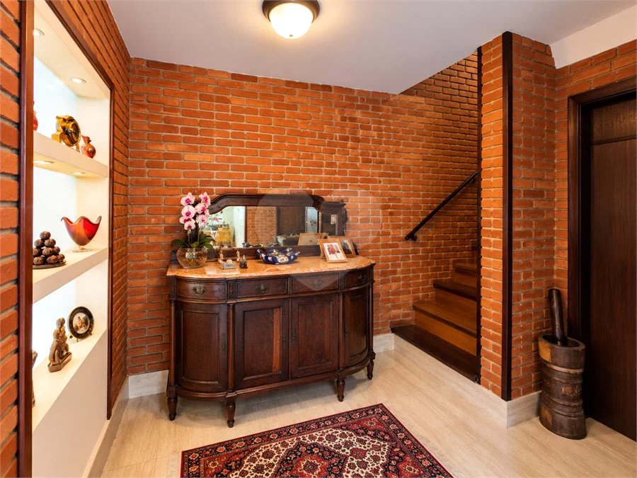 Sobrado com cinco quartos sendo 3 suites 4 vagas| R$ 3.300.000 no Alto da Boa Vista - São Paulo