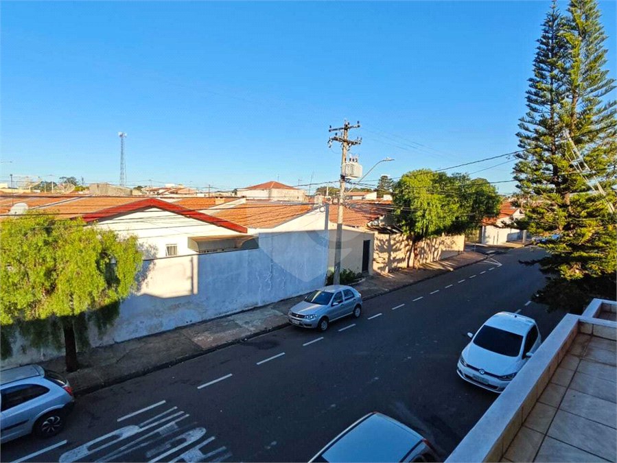 ?Oportunidade Única em São Carlos: Salão Comercial + Casa Independente nos Fundos – Ideal para Investidores!