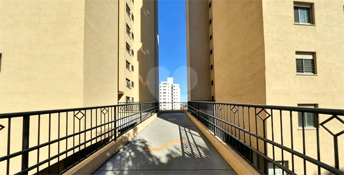 Apartamento á venda no centro com dois dormitórios e sacada.