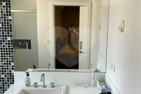 Sobrado no Condomínio Damha II.