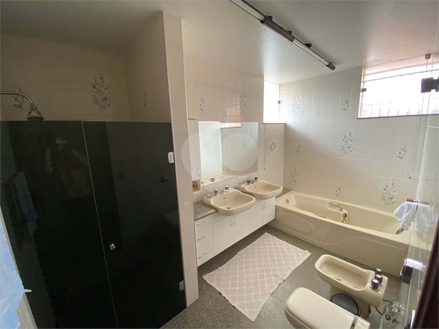 Casa Térrea com 3 suítes, sendo 1 suíte master.