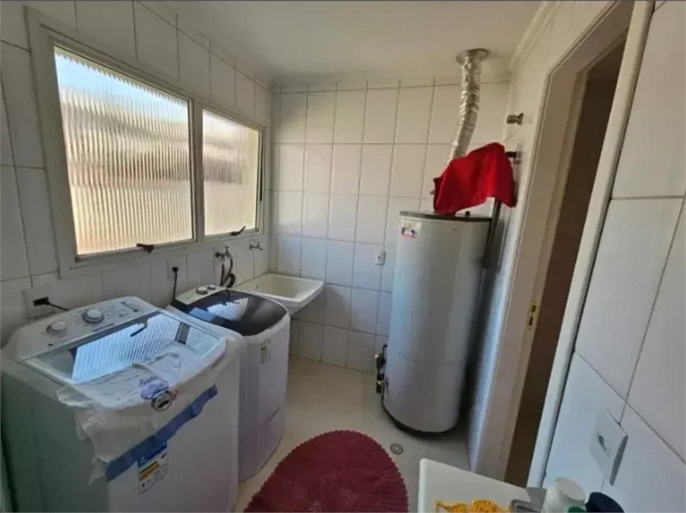 Linda casa em condomínio fechado – conforto, espaço e sofisticação!