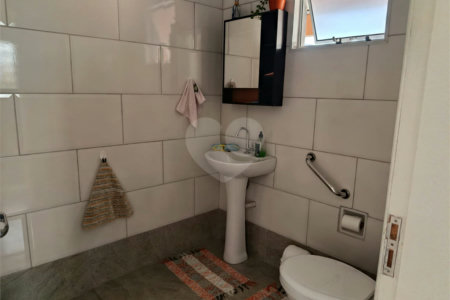Casa térrea e espaçosa no centro da cidade por apenas R$370.000,00!!! Vamos agendar uma visita?