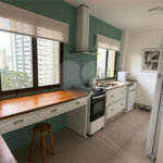 Apartamento de 130 m² com três dormitórios, sendo uma suíte, com armários embutidos, dependências de empregado e lavabo