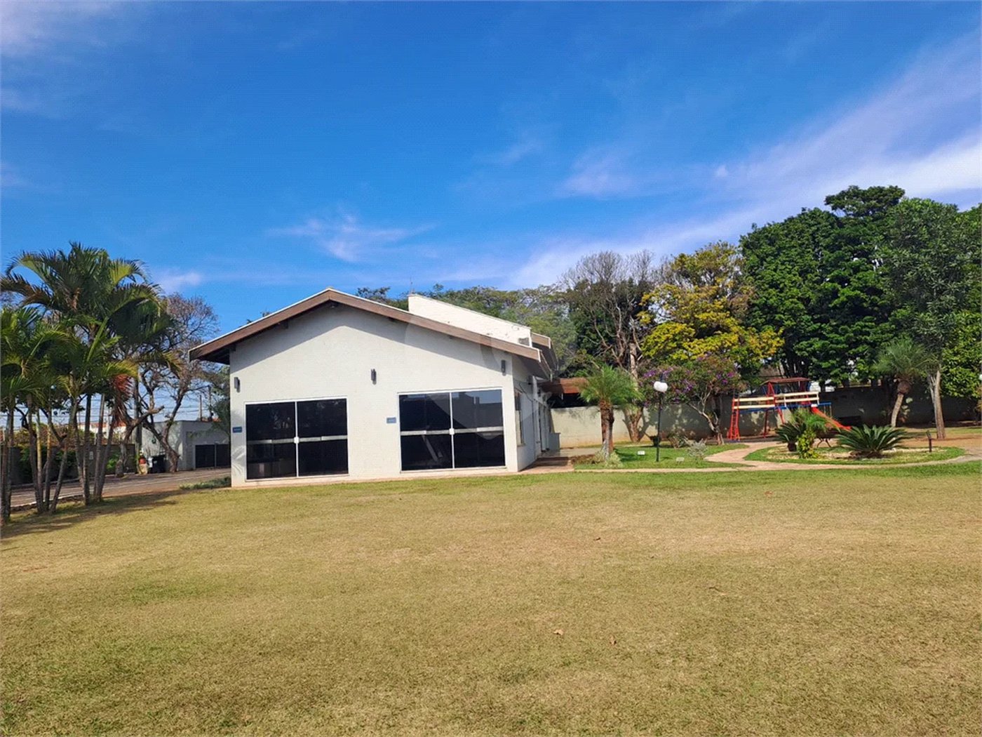 Linda Casa 3 dormitórios com piscina - R$ 950.000,00