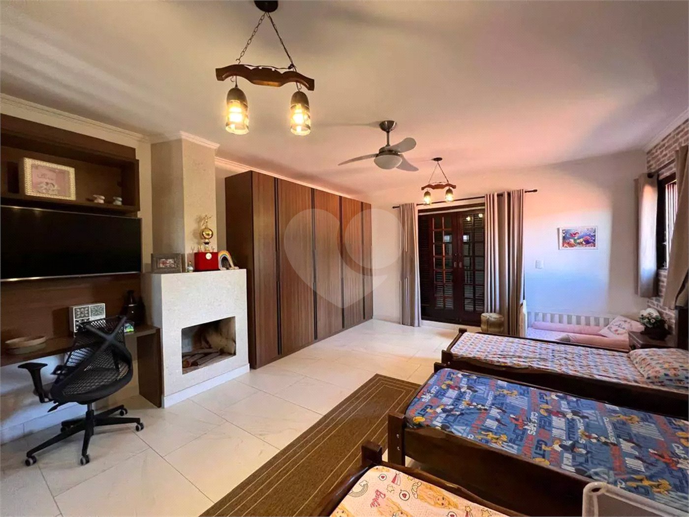 Chácara com excelente infraestrutura, contendo casa com 8 dormitórios, 900 m² de área construída, área total de 3000m², piscina adulto e infantil, churrasqueira, quadra gramada de futebol - Rio Acima - Atibaia/SP 900 m² Área construída 3.000 m² Área do terreno