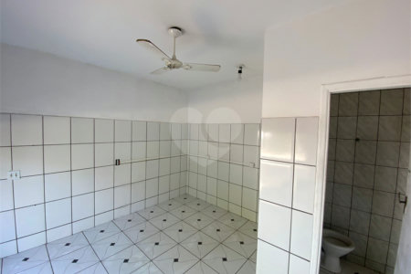 Casa térrea com salão comercial para venda no Santa Felícia.