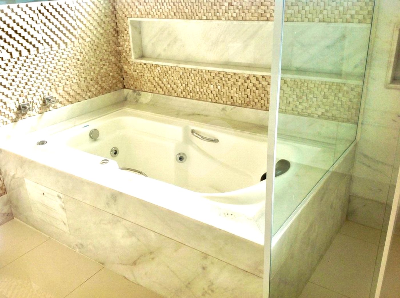 Indaiatuba - Casa no Condomínio Amstalden - Sobrado - 4 suítes - 2 banheiros sociais - Piscina aquecida com Hidro - Móveis planejados - 334,89 de obra - 370 construção com a piscina - IPTU 513,00 - Condomínio 1091,00 - Condomínio com salão de festa - Quadra de futebol - Lago para pescas