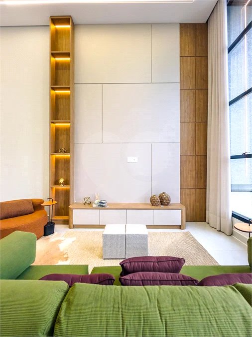 Casa Térrea – Condomínio Maria Cândida - 300 m² de terreno - 212 m² de área construída - 4 vagas de garagem, sendo 2 cobertas - Sala de jantar e estar integradas, com pé-direito duplo e cortina - 3 suítes com ar-condicionado, sendo 1 master com closet – planejado – Roupeiro – Escritório - Cozinha