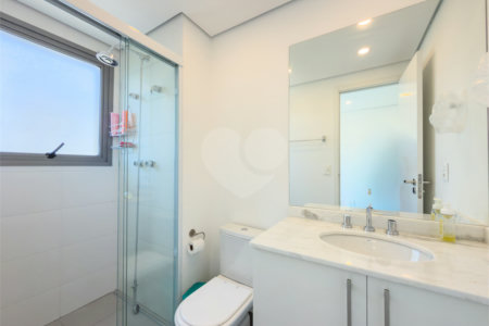 Apartamento de 03 dormitórios sendo 02 suítes com 02 vagas de garagem.