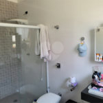 Sobrado com 14 metros de frente , na Região do Jardim Guapira , próximo ao Clube Guapira com 5 dormitórios, sendo 3 suíte com armários embutidos ,banheiro social, Sala para 2 ambientes, escritório com banheiro .cozinha ampla com armários, área de serviço ,dispensa, quintal com banheiro externo c