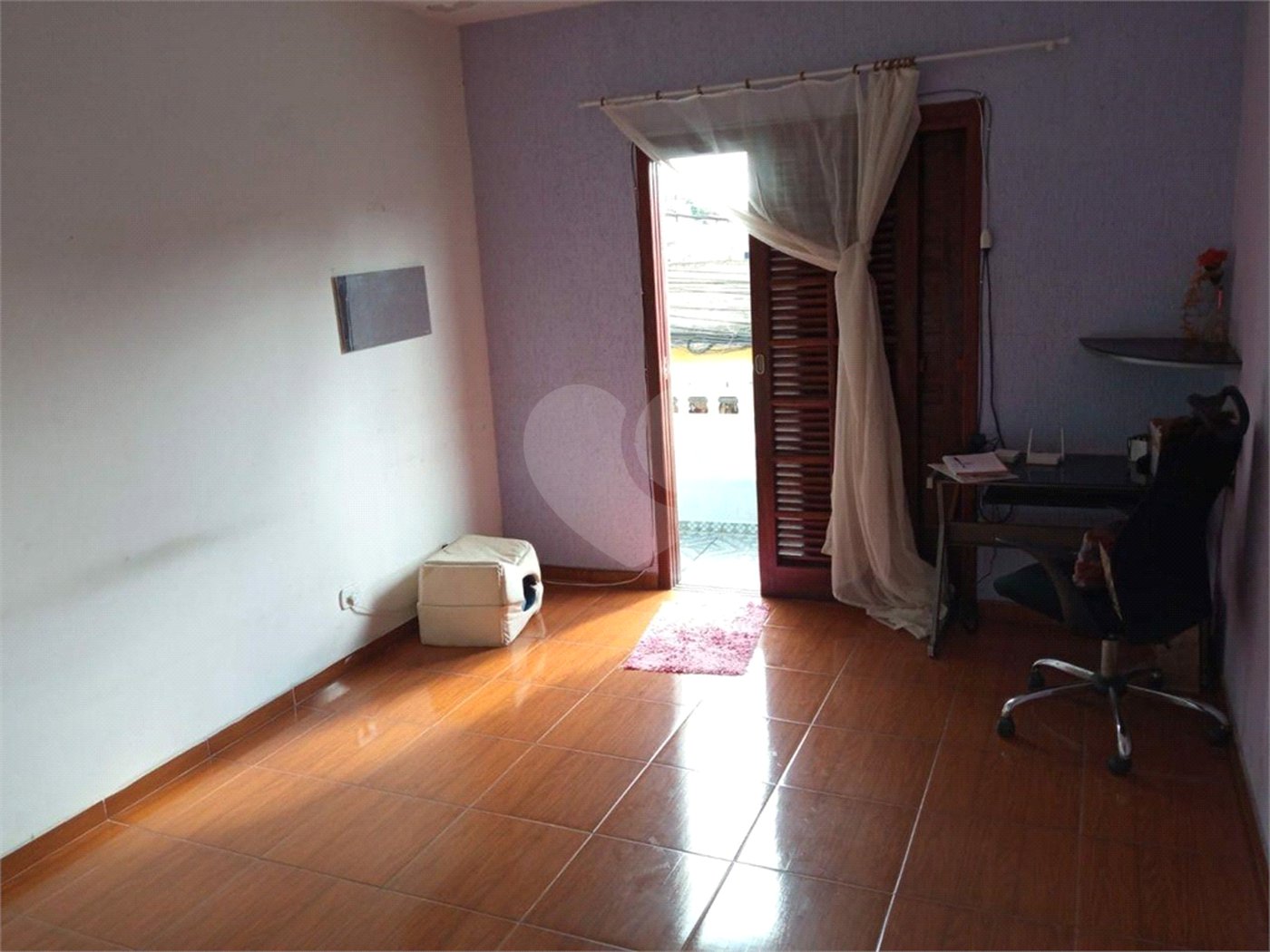 Ótimo sobrado, com amplo espaço interno (127m2), possuindo 03 dormitórios (01 suíte),