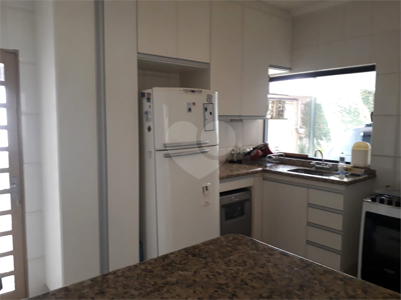 Sobrado com quintal amplo e arborizado a venda
