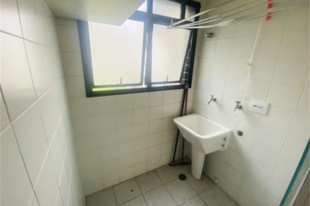 Apartamento com 2 dormitórios , uma suíte e 2 vagas cobertas . Excelente Valor