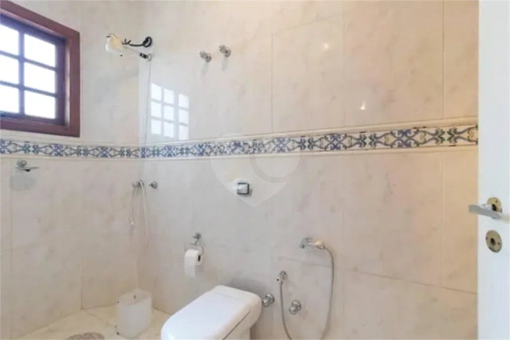 Casa com 3 dormitórios sendo 3 suítes com 03 vagas de garagem.