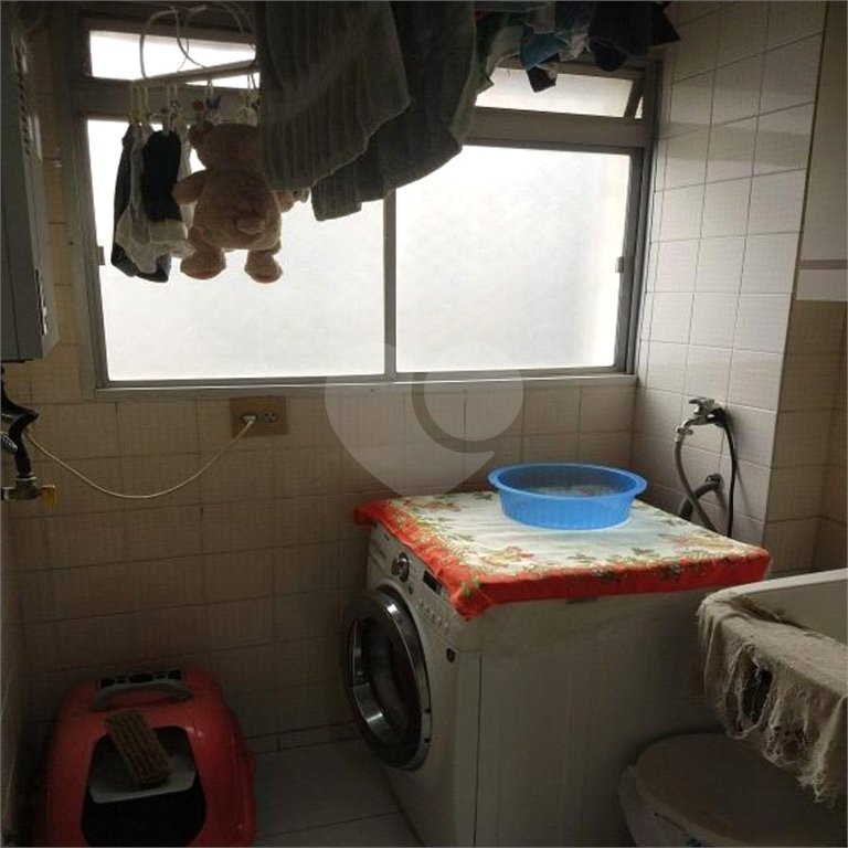 Apartamento na Vila Nova Conceição de 100m2 com 2 dorms, 1 suíte , 3 banheiros, 2 vagas. Estuda permuta.