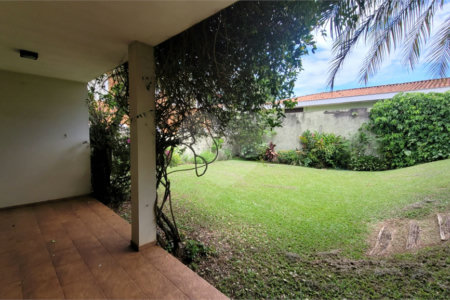 Casa à Venda . Aceita Permuta por Apto. ou Casa ,em Condomínio na Cidade São Paulo ou Bauru.