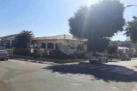 Casa à Venda no Centro de Vinhedo/SP, Ideal para Residência ou Comércio