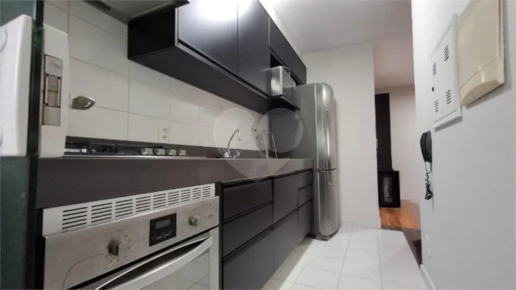 Apartamento com dois dormitórios sendo um climatizado, com duas vagas de garagem.