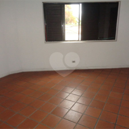 Sala comercial 27,5m² para locação na Av. Lucas Nogueira Garcdz - Atibaia - SP