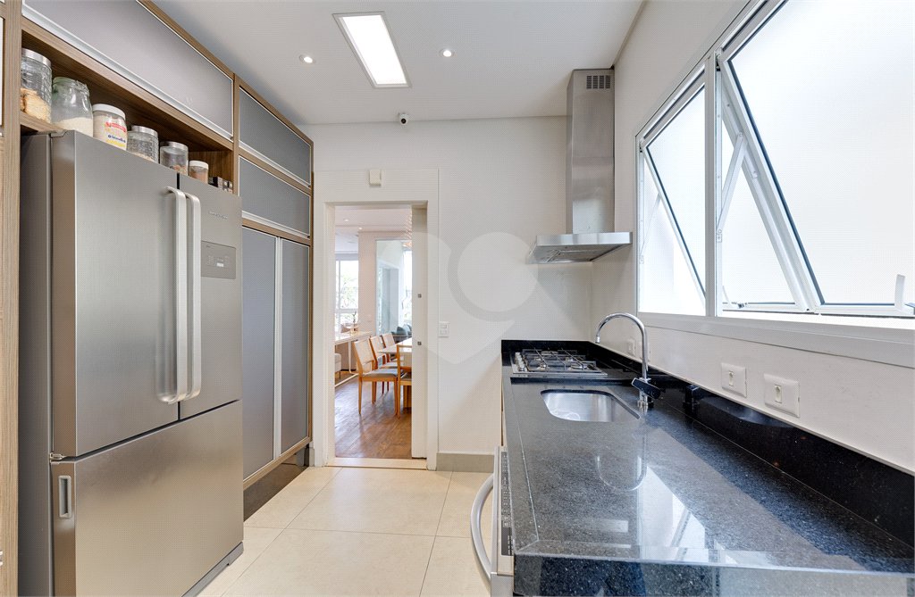 Casa à venda com 4 quartos, sendo 2 suítes, no condomínio Bristol Village, São Paulo - SP