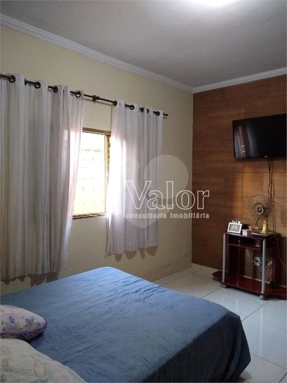 Casa Térrea com 3 dormitórios, sendo 1 suíte.