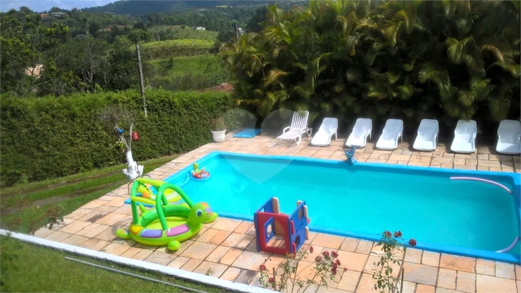 Sítio à venda em Santa Isabel com 2.700m² | Piscina | Casa de Caseiro | Excelente para lazer ou investimento