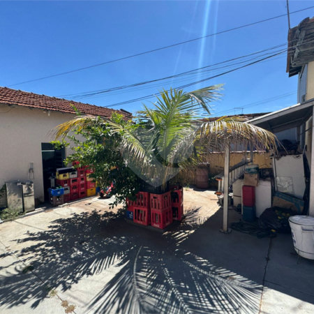 Casa com salão comercial, á venda, em São Carlos-SP.