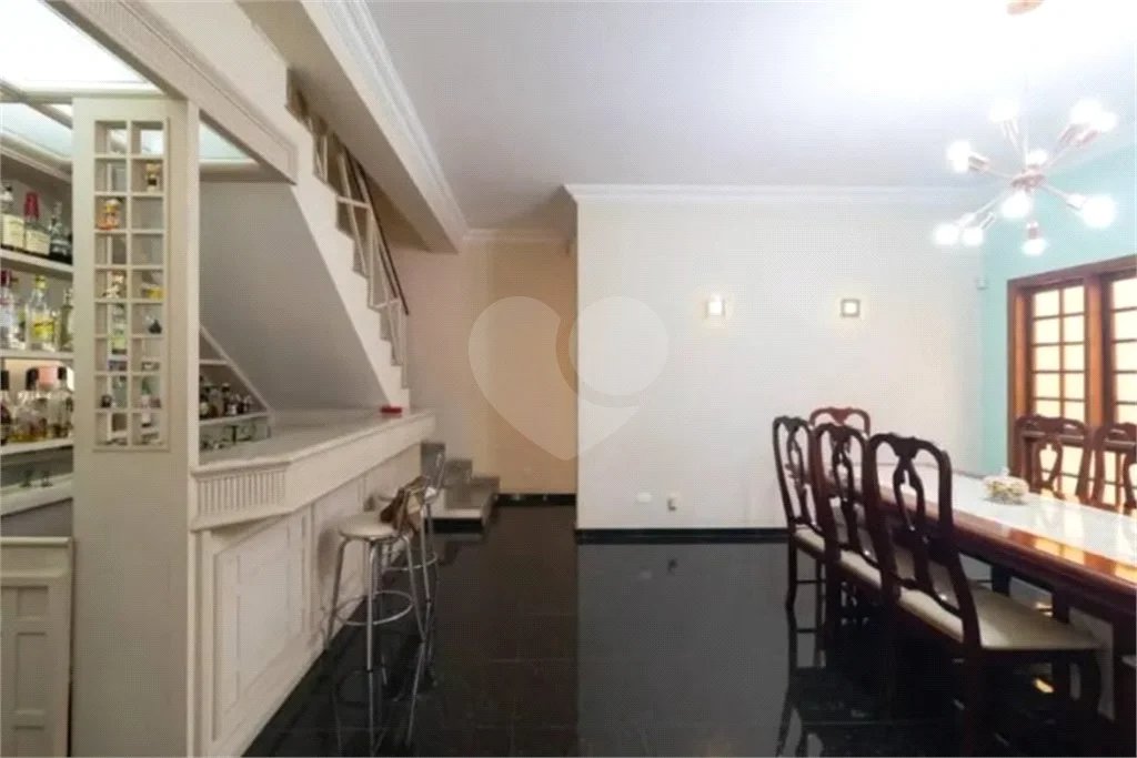 Casa com 3 dormitórios sendo 3 suítes com 03 vagas de garagem.