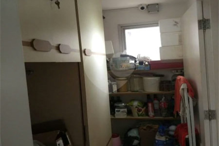 Apartamento na Vila Nova Conceição de 100m2 com 2 dorms, 1 suíte , 3 banheiros, 2 vagas. Estuda permuta.