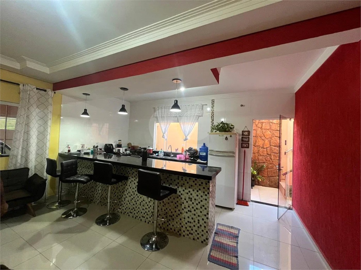 Casa ampla no bairro Terra Rica com 3 pavimentos e excelente estrutura.