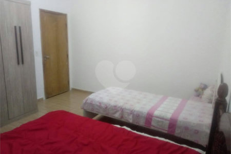 Sobrado com 3 dormitórios.