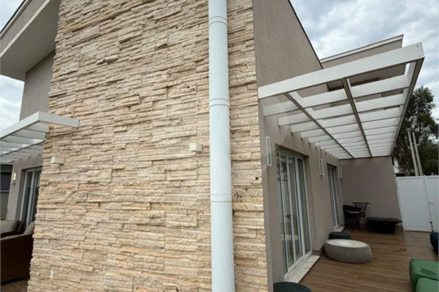 Casa de alto padrão em condomínio exclusivo com 4 suítes
