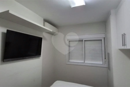 Apartamento com dois dormitórios sendo um climatizado, com duas vagas de garagem.