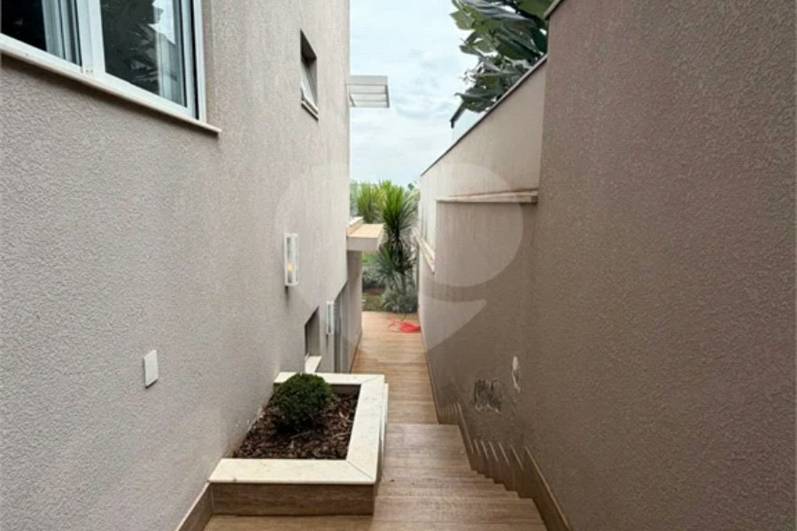 Casa de alto padrão em condomínio exclusivo com 4 suítes