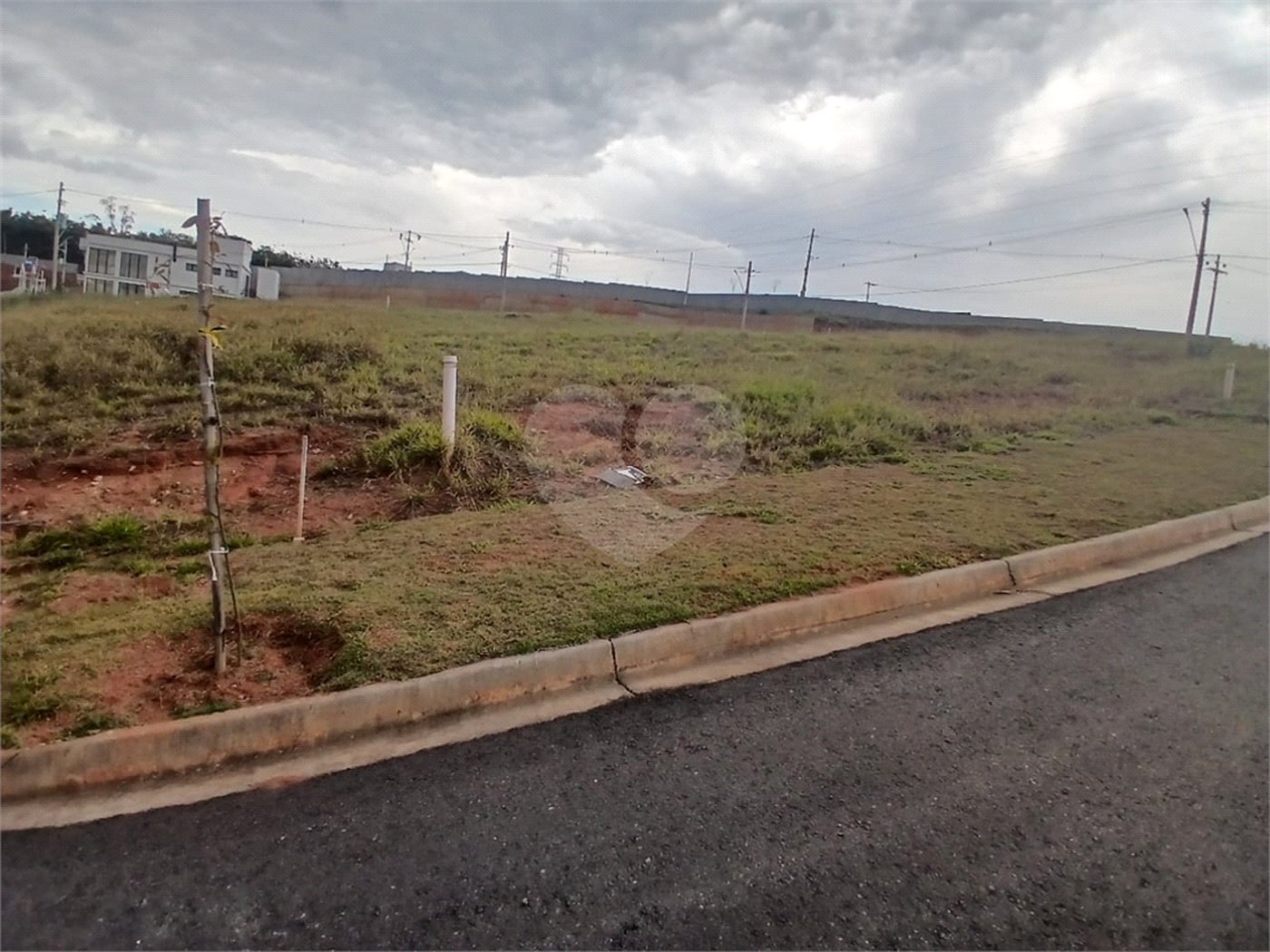 Lote com 376 m² à Venda em Condomínio Fechado