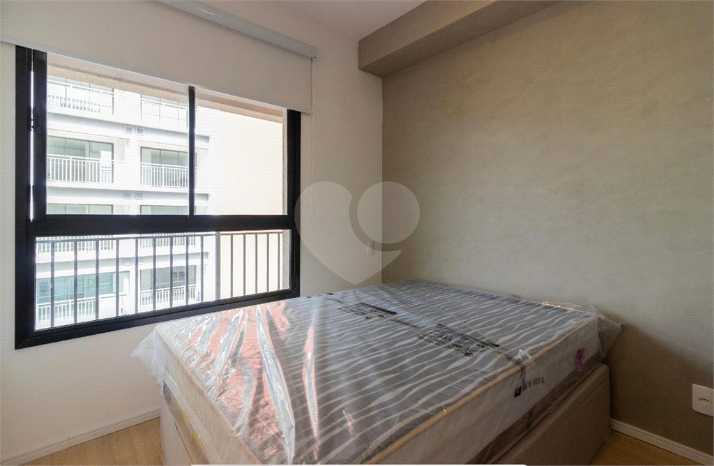 Apartamento a venda com 1 dormitório, sala com varanda e próximo ao metrô Vila Madalena.