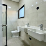 Casa térrea 3 dormitórios (3 suítes), espaço gourmet, piscina, 2 vagas garagem, condomínio fechado com ampla área lazer