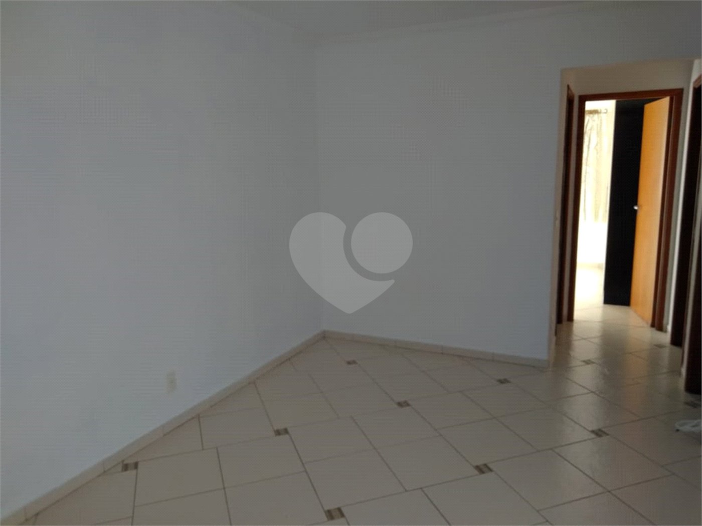 Indaiatuba - Venda - Apartamento no Condomínio Portal das Flores com 64 m², 3 dorms, sendo 2 com armários planejados, , WC social, cozinha planejada e totalmente integrada com a lavanderia, varanda, , 02 vagas de garagem. Excelente localização, a poucos metros do Shopping Polo, mercados, padaria,