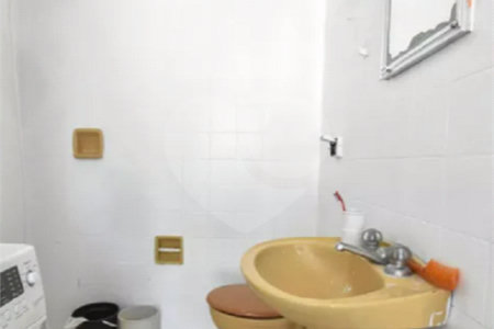 Casa à venda no Campo Belo de 200 metros quadrados, com 3 casas no terreno.
