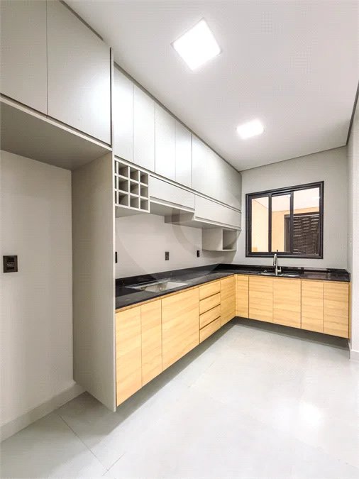 Indaiatuba - Jardim Bom sucesso - Área total: 150m² - Área construída: 115m² - 3 dormitórios sendo 1 suíte com armário planejado;Sala para dois ambientes; Banheiros com box gabinetes e espelhos; Área gourmet com churrasqueira a carvão e móveis planejados; Lavanderia coberta; Ar condicionado na sala
