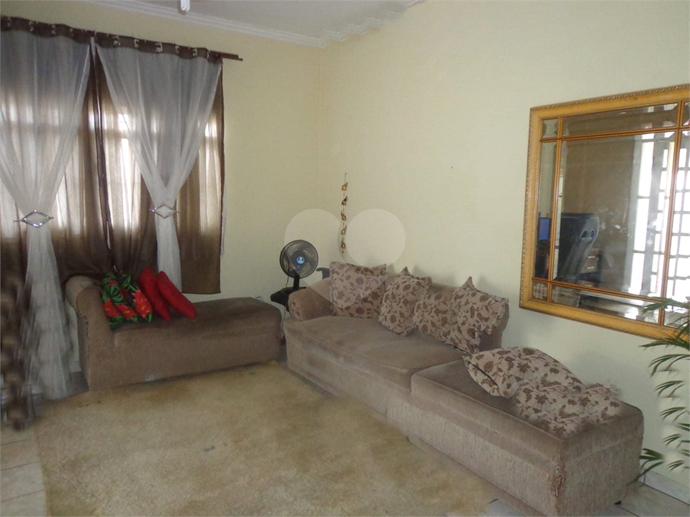 Casa Térrea com 3 dormitórios, sendo 1 suíte.