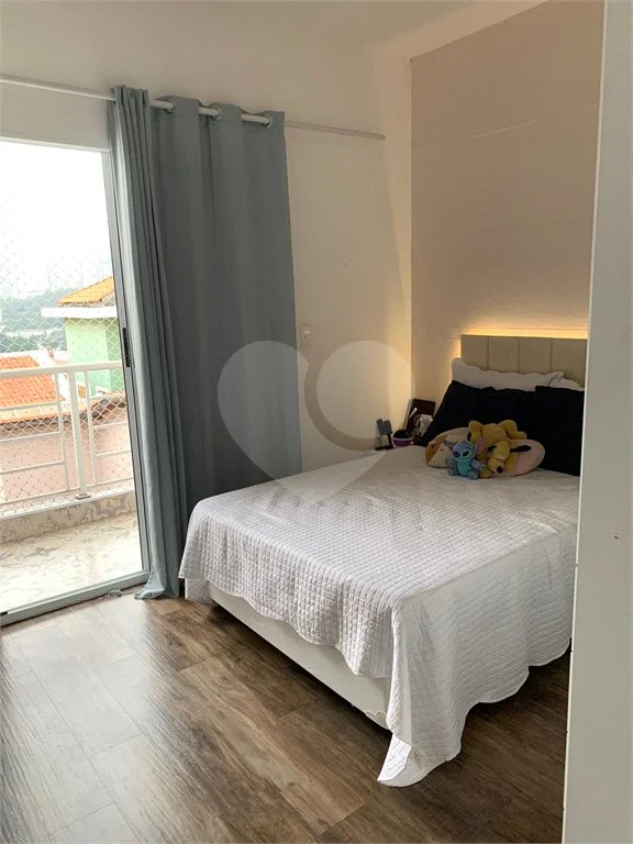 Sobrado com 3 quartos e garagem para 5 veículos.