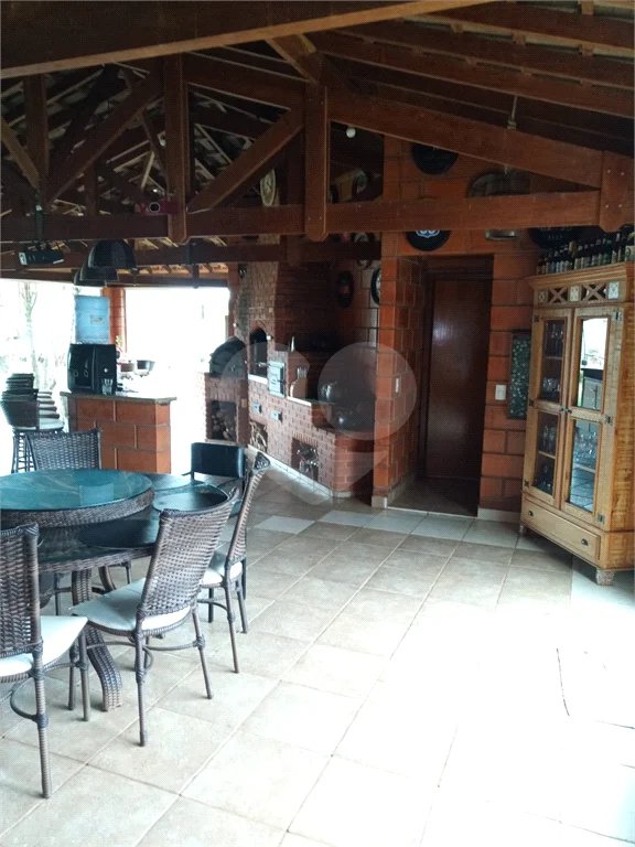 Chácara à venda. Ampla área de lazer. Aceita permuta com apartamento na praia